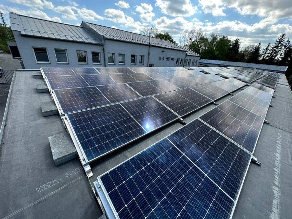 Obsah obrázku Solární energie, venku, solární energie, Solární panelPopis byl vytvořen automaticky